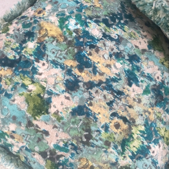 EUC SET OF 22" ACCENT PILLOWS - Picture 2 of 5